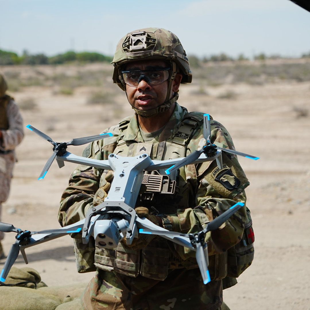 Soldados de EUA Usan Tecnología de Punta para Derribar Drones de Cárteles en la Frontera